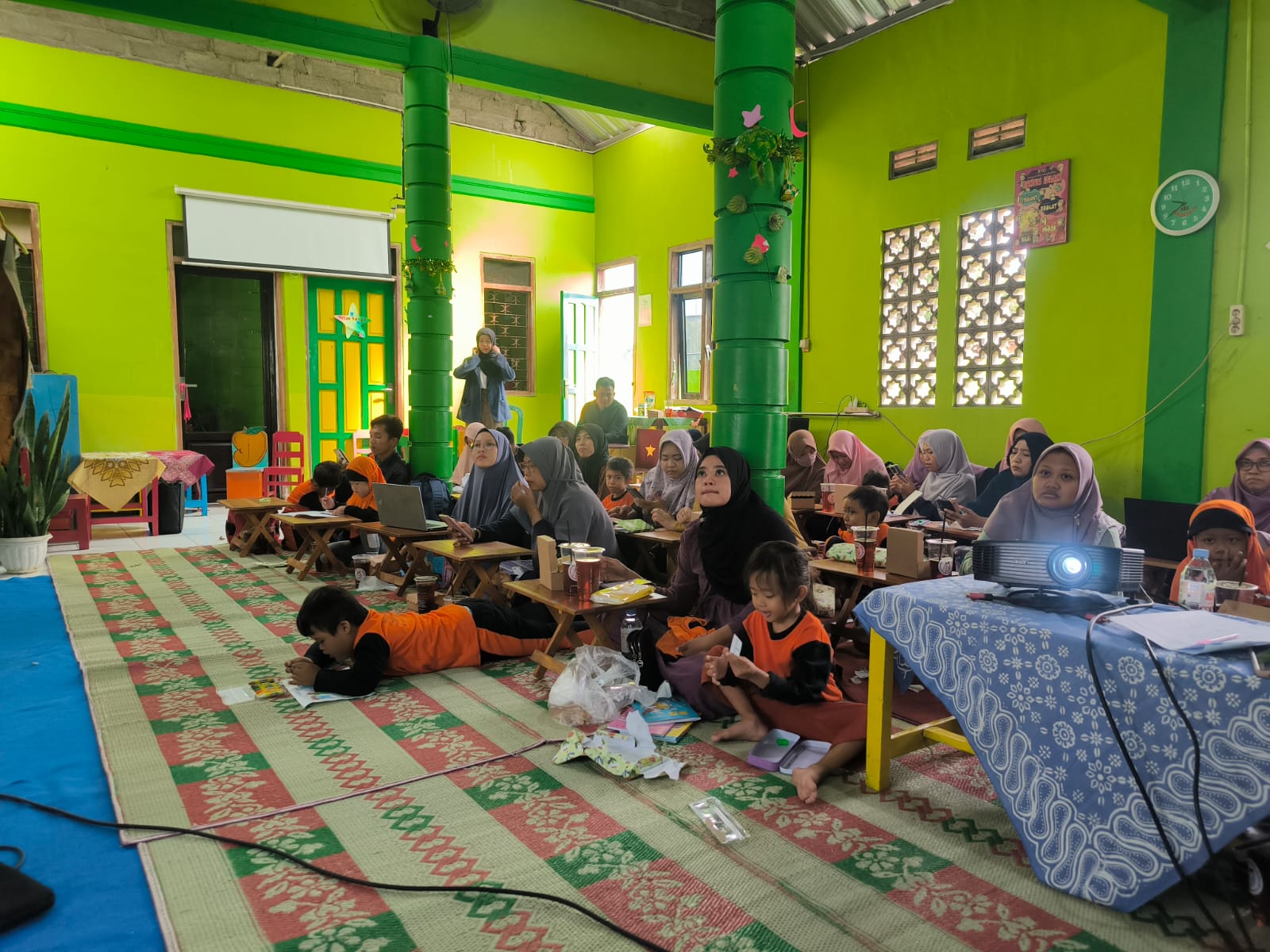 peserta diperkenalkan cara membuat materi video pembelajaran menggunakan Canva, termasuk teknik desain yang menarik dan interaktif