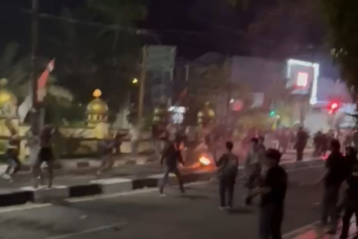 Ribuan warga Bone ricuh menolak kenaikan PBB. Pagar kantor bupati dijebol, polisi melepaskan gas air mata., ini kronologi lengkapnya