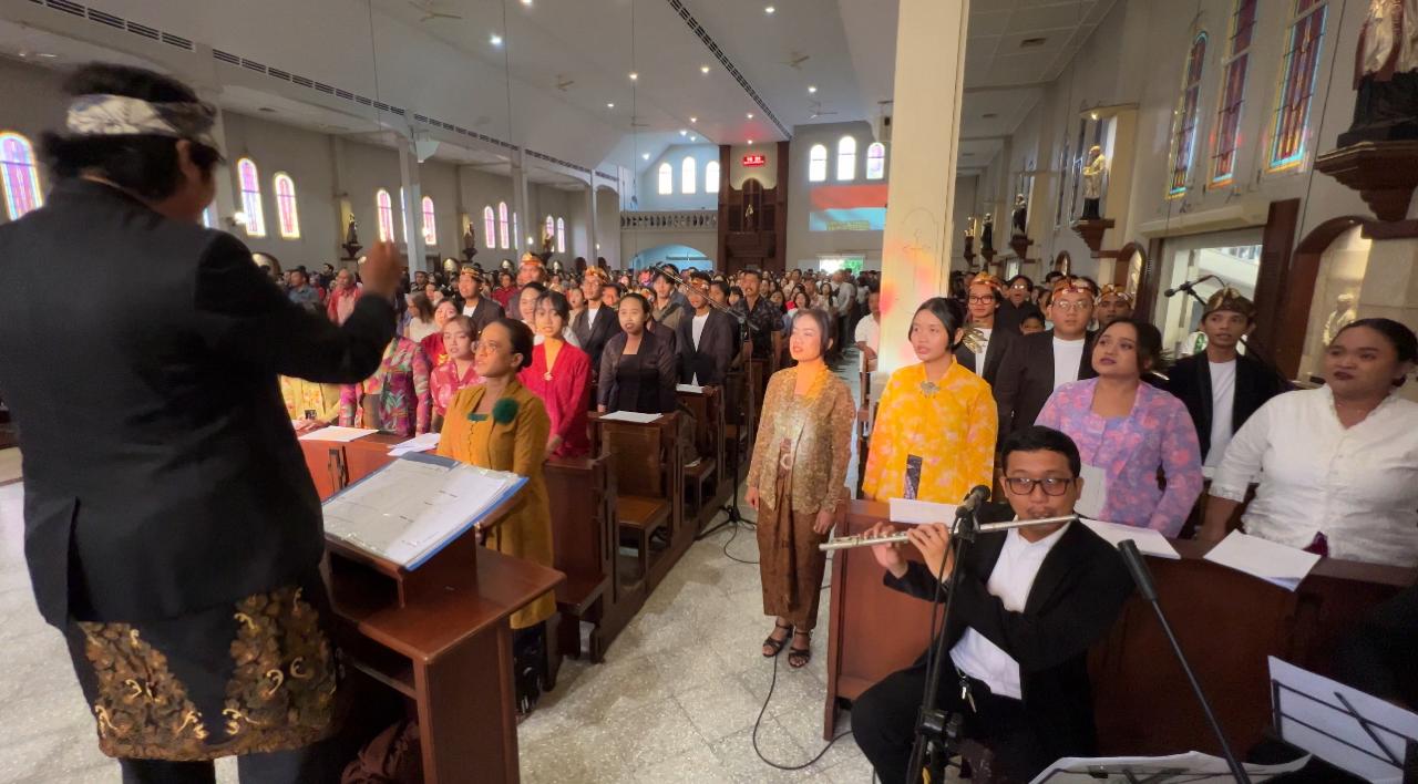 HARMONI: Personel Gistara Choir tampil di liturgi HUT Ke-80 Kemerdekaan RI di Gereja Katolik Santo Antonius Padua Purbayan, Minggu (17/8.2025).