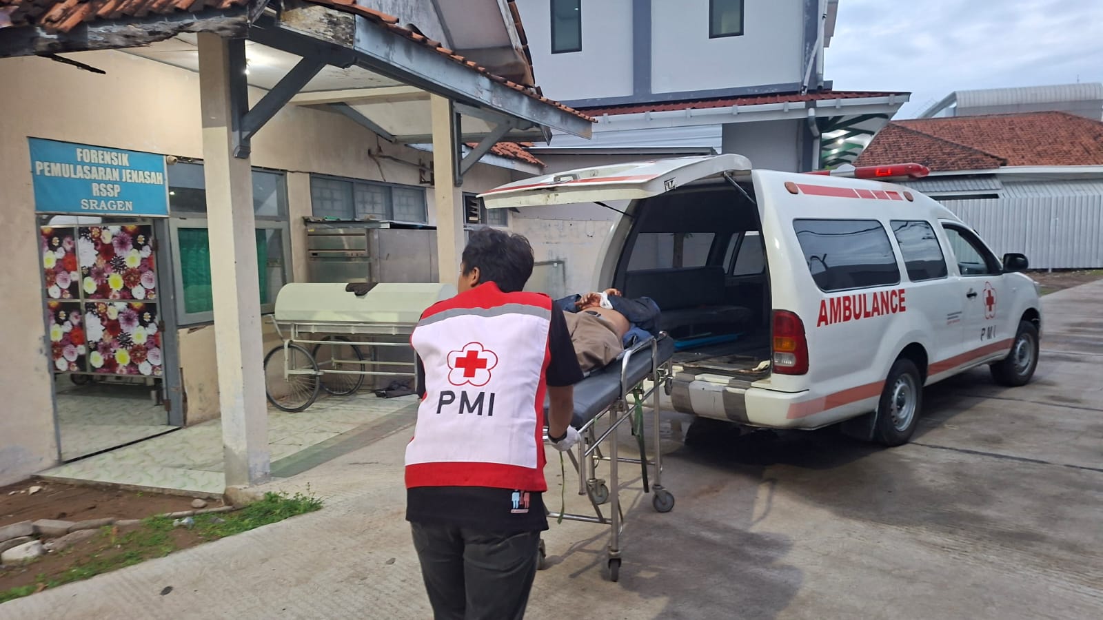 Anggota PMI Sragen mengevakuasi jasad korban tabrak lari di Sambungmacan, Sragen, Rabu (20/8/2025) dini hari. (Ahmad Khairudin/Radar Solo)