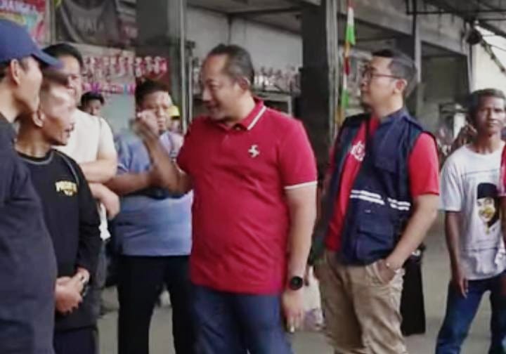 Bupati Karanganyar Rober Christanto saat berbincang dengan pedagang Pasar Tawangmangu. (Rudi Hartono/Radar Solo)