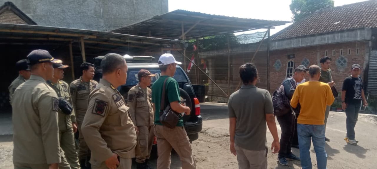 Penggerebekan miras jenis ciu di Dusun Geneng RT 002/RW 002, Desa Ngombakan, Polokarto, Sukoharjo, Rabu (20/8).