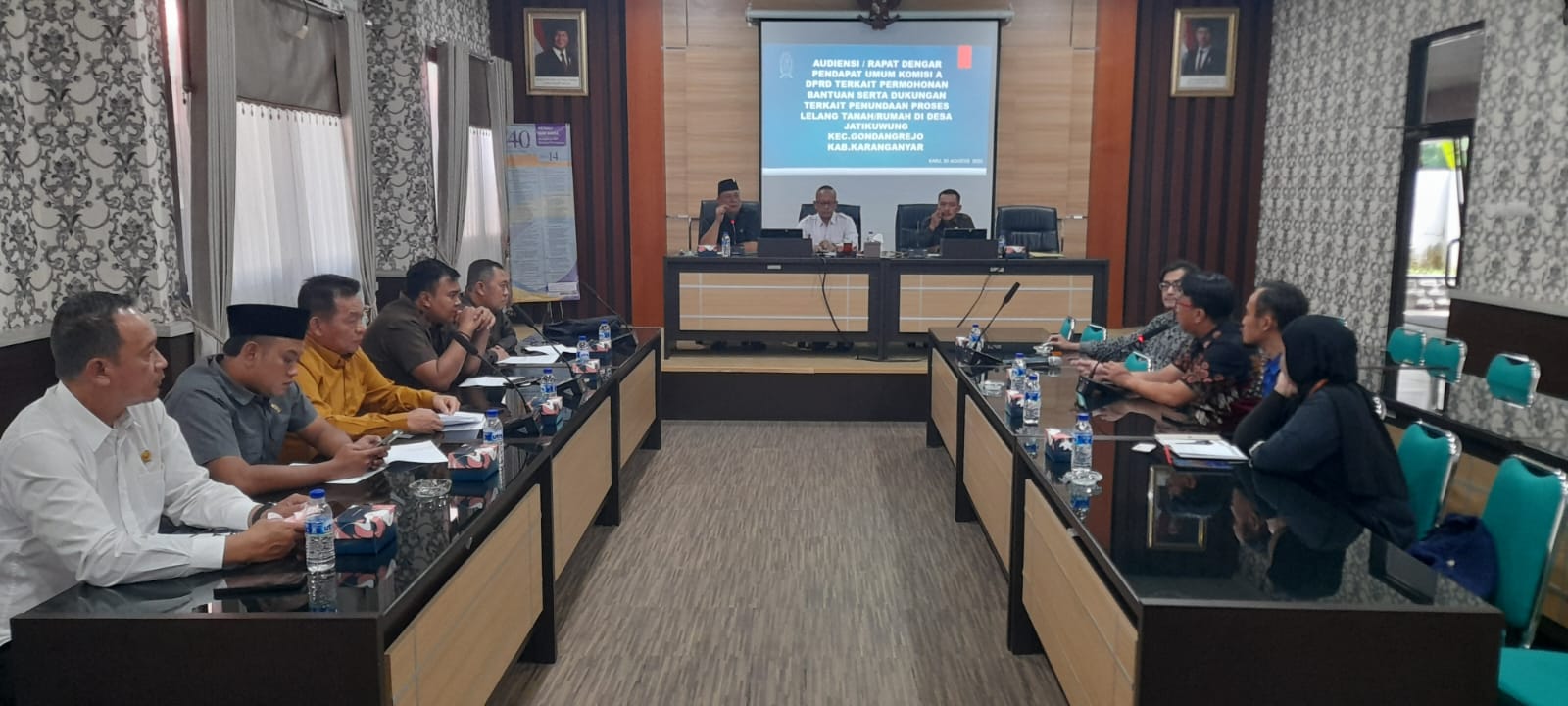 Komisi A DPRD Karanganyar audiensi dengan sejumlah warga Gondangrejo yang jadi korban penipuan developer perumahan, Rabu (20/8/2025). (Rudi Hartono/Radar Solo)