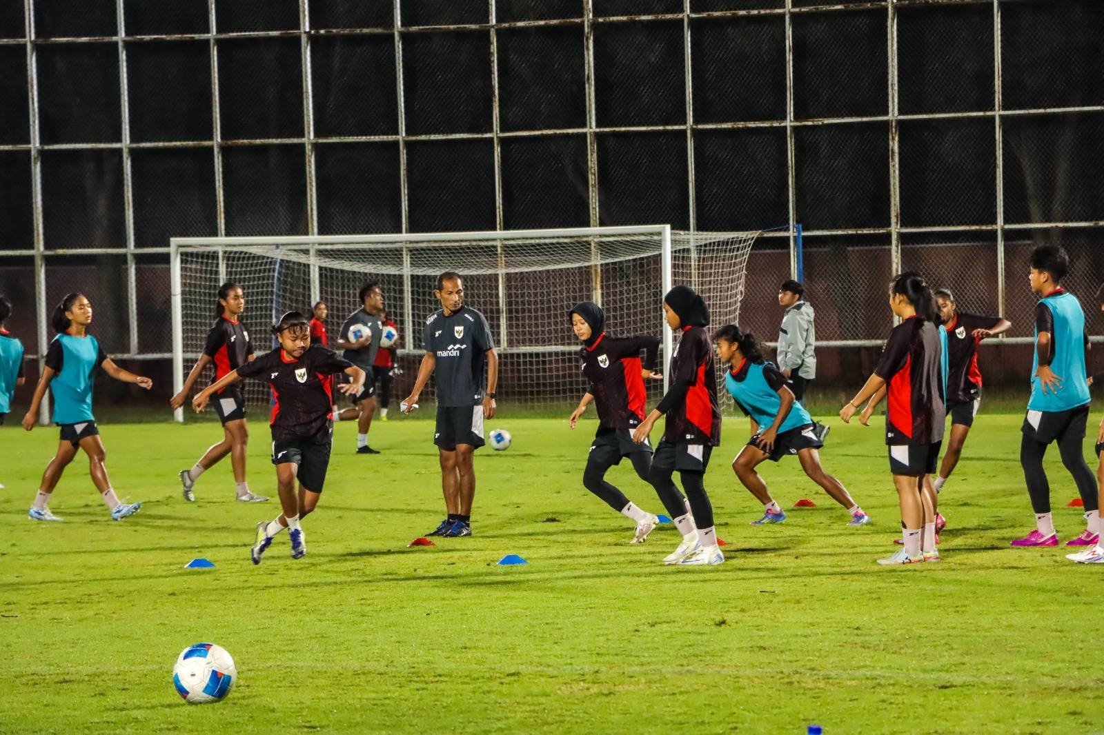 DUTA BANGSA: Timnas Putri Indonesia tengah menjalani latihan di Stadion Manahan (19/8).