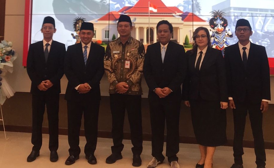 Iwan Marwanto (tiga dari kanan) saat dilantik sebagai Direktur Utama (Dirut) Perumda Air Minum Tirta Lestari, Selasa (19/8/2025).