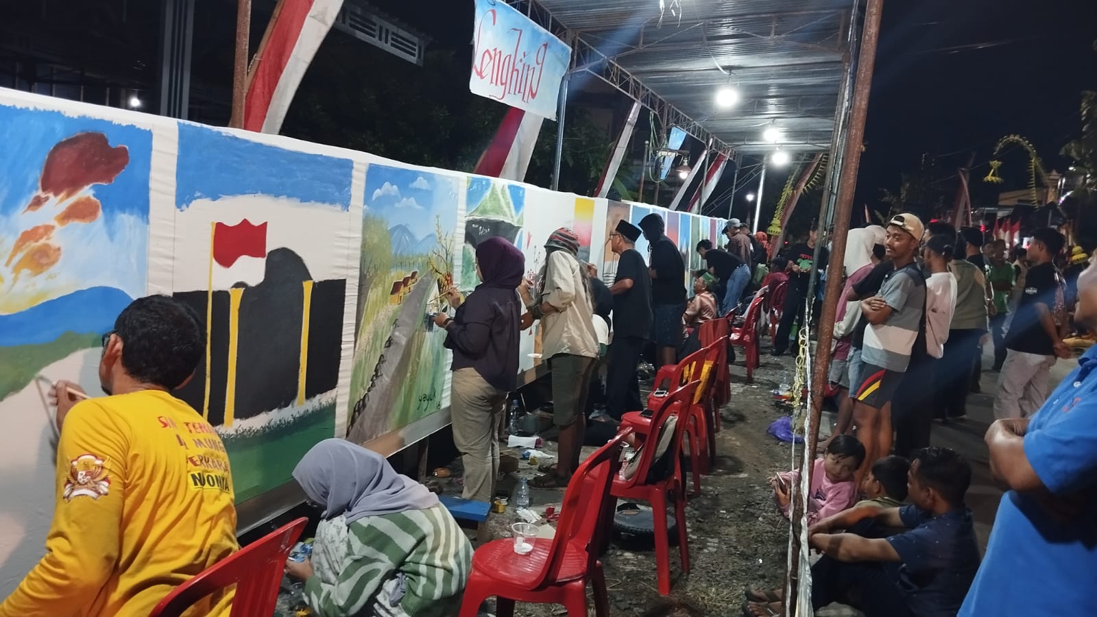 Puluhan peserta mengikuti lomba melukis di atas kain sepanjang 25 meter, memperingati HUT kemerdekaan di Desa Lengking, Kecamatan Bulu, Rabu malam (20/8).
