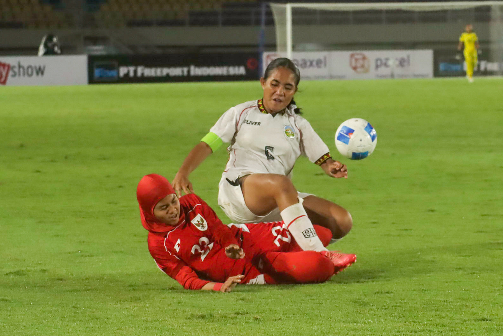 SARAT GENGSI: Timnas Putri Indonesia saat bertanding melawan Timor Leste di Stadion Manahan, Rabu malam (20/8).  &nbsp;