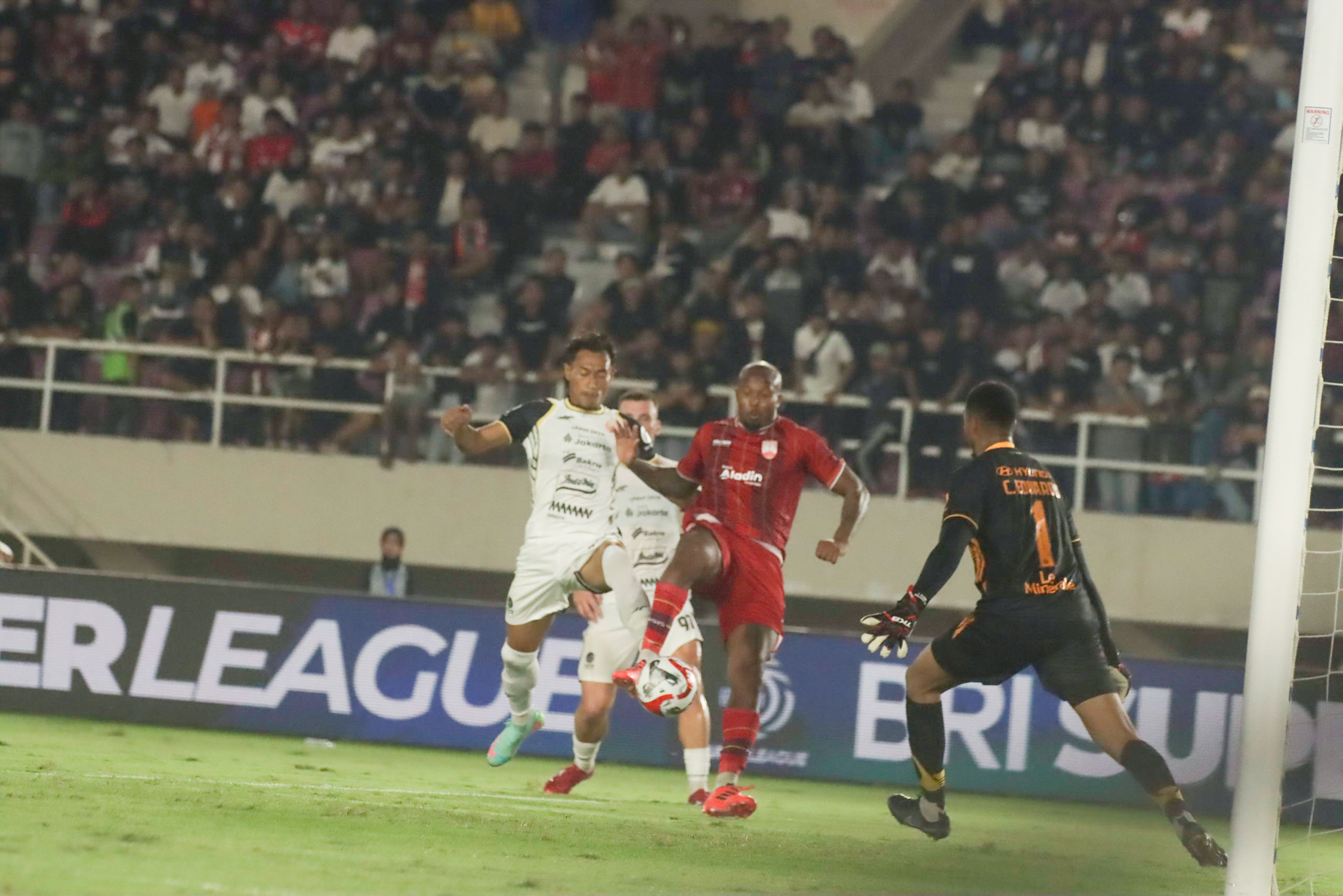 Persis Solo melawan Persija Jakarta di Stadion Manahan Solo.