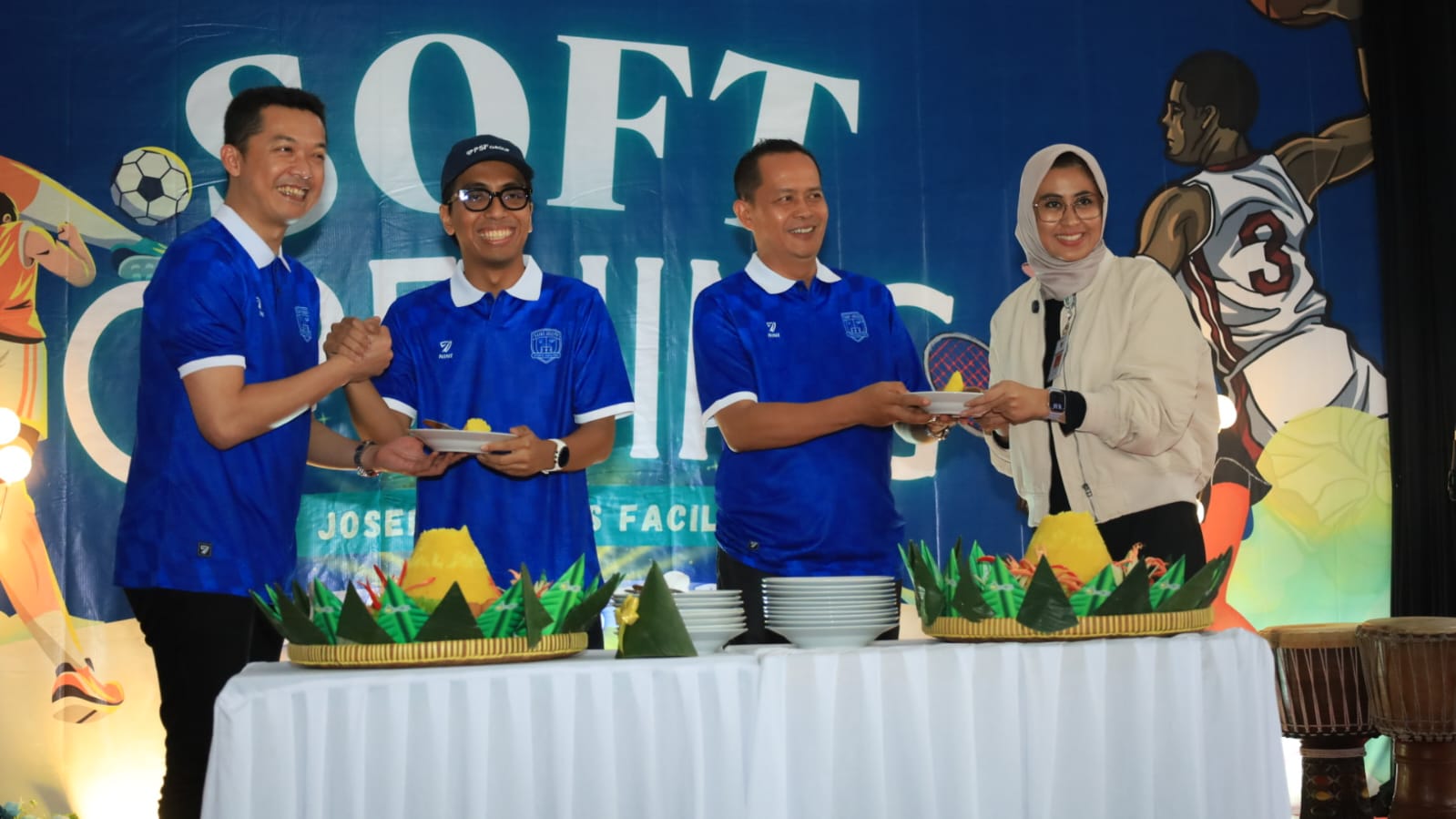 SEREMINIAL: Wakil Wali Kota Solo Astrid Widayani bersama Wamenpora Taufik Hidayat meresmikan fasilitas olahraga di SMA Pangudi Luhur St Yosef Surakarta.