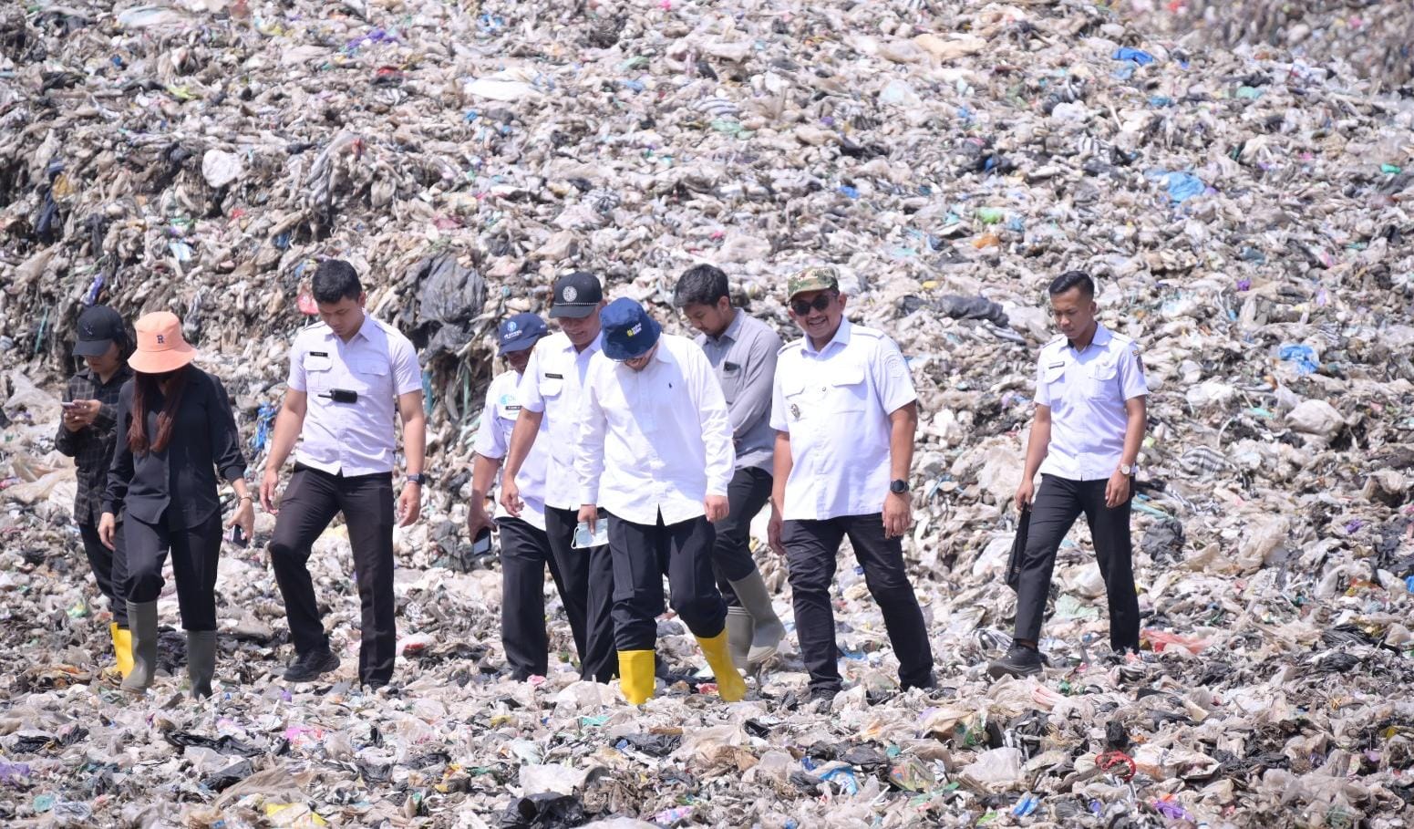 Bupati Karanganyar Rober Christanto (dua dari kanan) terjun langsung mengecek pengelolaan sampah TPA Sukosari di Kecamatan Jumantono. (Dokumentasi DLH Karanganyar)