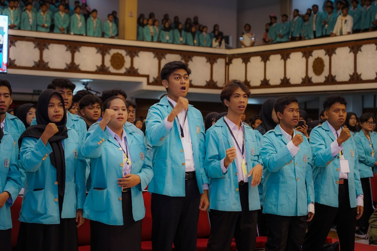 Ilustrasi mahasiswa baru peserta PKKMB 2025 UNS Solo.