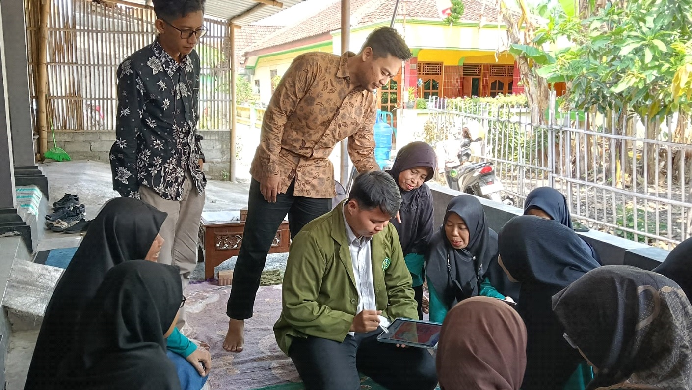 Tim PKM Aiska University dampingi KWT & Karang Taruna Desa Jetis untuk memasarkan produk lokal melalui digital marketing.
