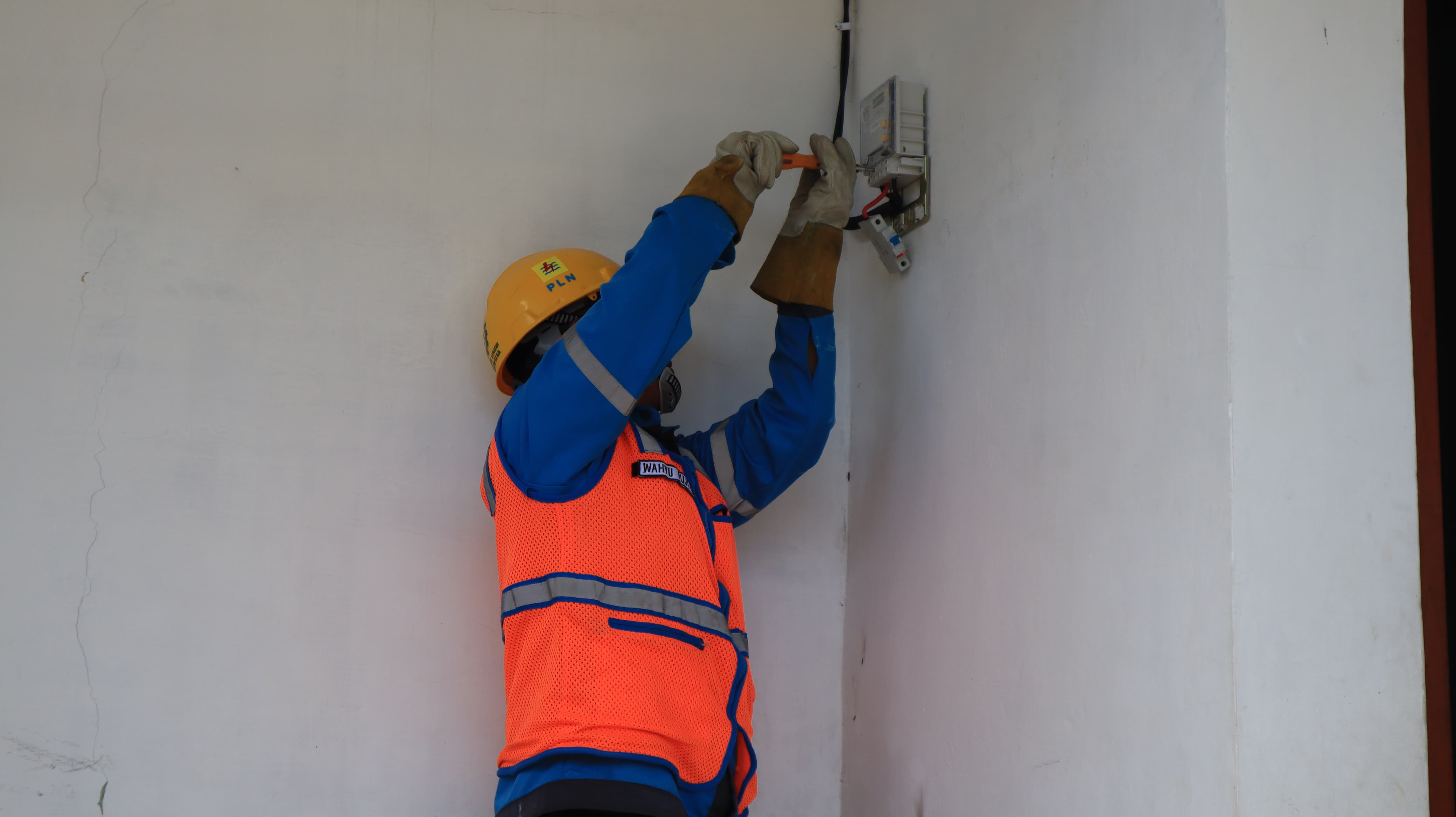 PLN UP3 Surakarta berikan sambungan listrik gratis untuk warga sragen sambut Hari Pelanggan Nasional.