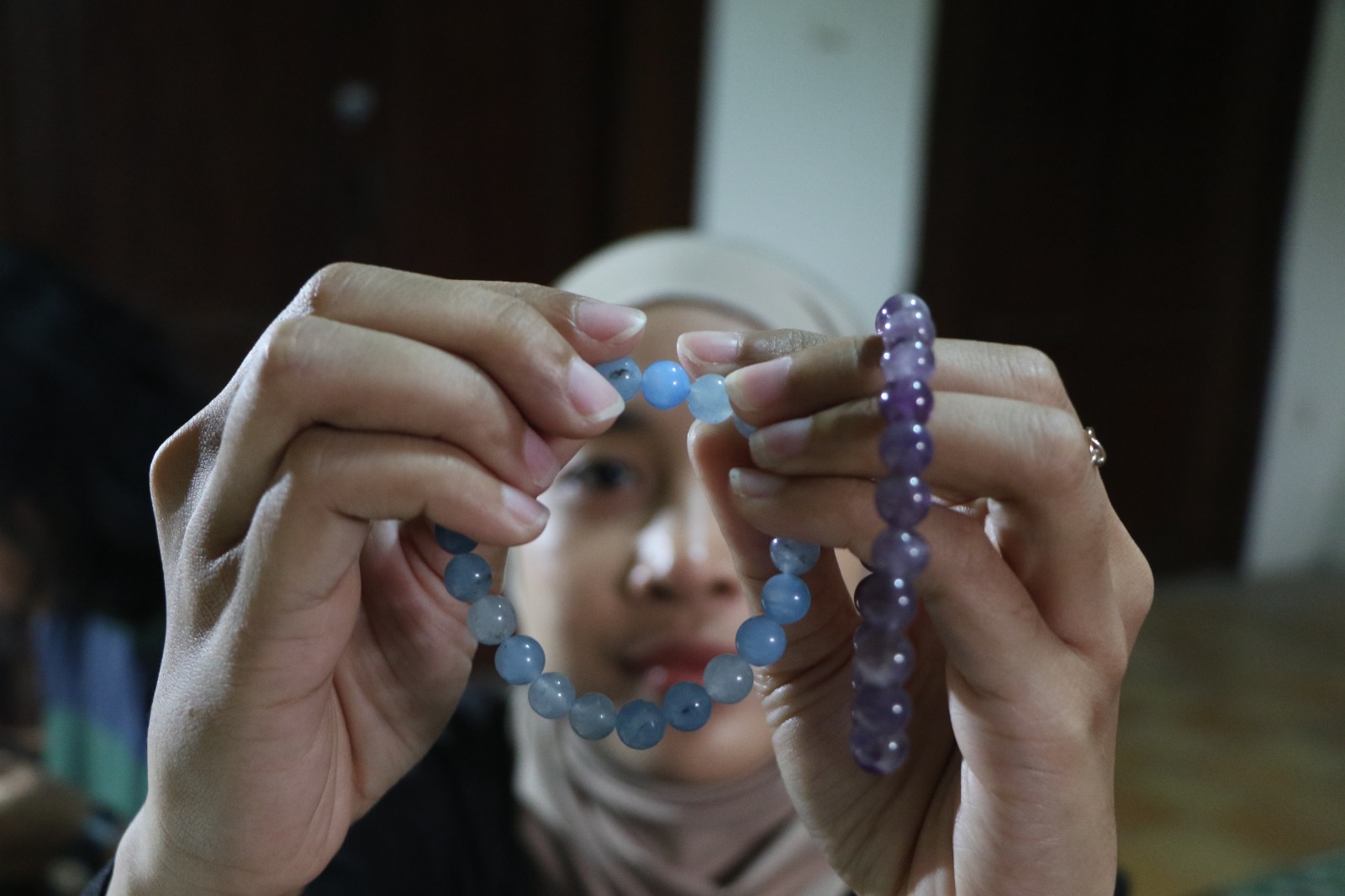 UNIK: Raras Melninda memperlihatkan hasil karya gelang handmade buatannya.  &nbsp;