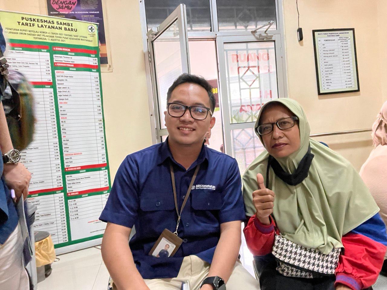 Petugas BPJS Kesehatan Boyolali saat berdialog dengan peserta JKN yakni Sri Muryani.