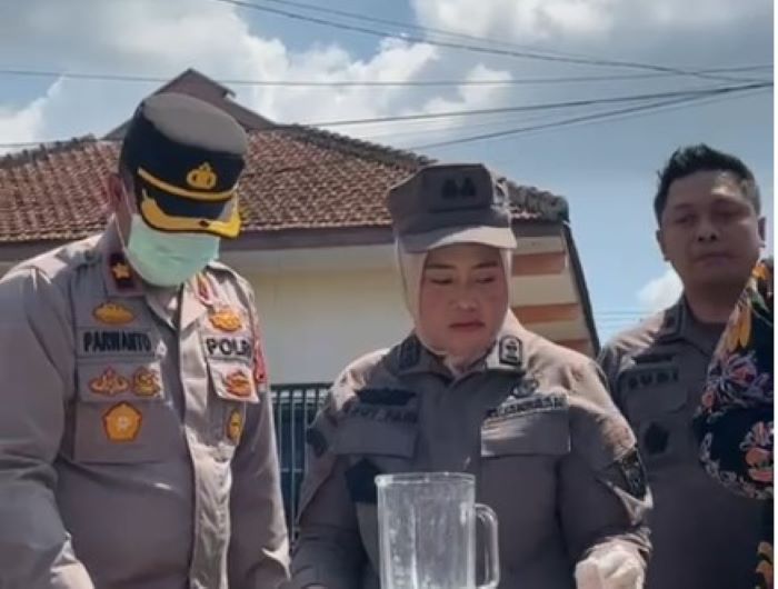 Plt Kajari Wonogiri Tjut Zelvira Nofani (tengah) musnahkan barang bukti tindak pidana.