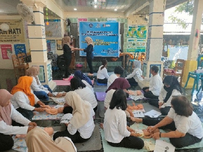 Pelatihan pijat bayi.