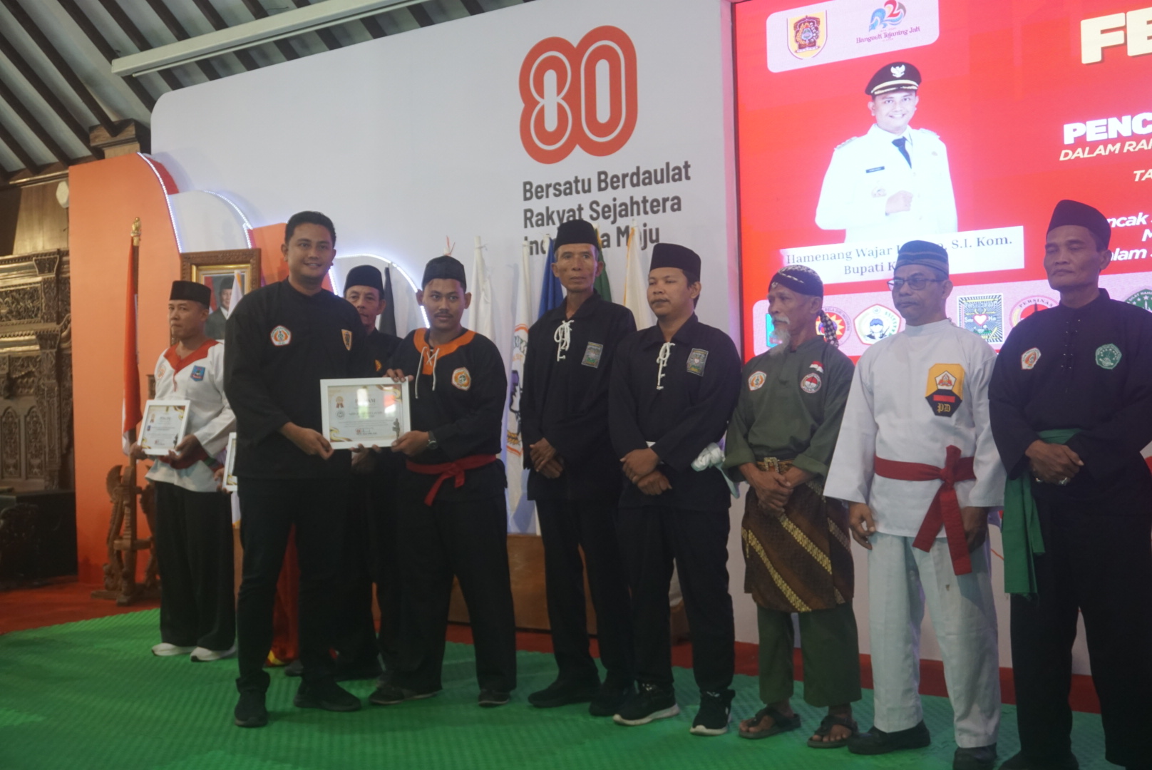 Bupati Klaten Hamenang Wajar Ismoyo saat menyerahkan penghargaan dalam gelaran Festival dan Kejuaran pencak silat IPSI Klaten di Pendapa Pemkab Klaten, Jumat (22/8/2025). (Angga Purenda/Radar Solo)