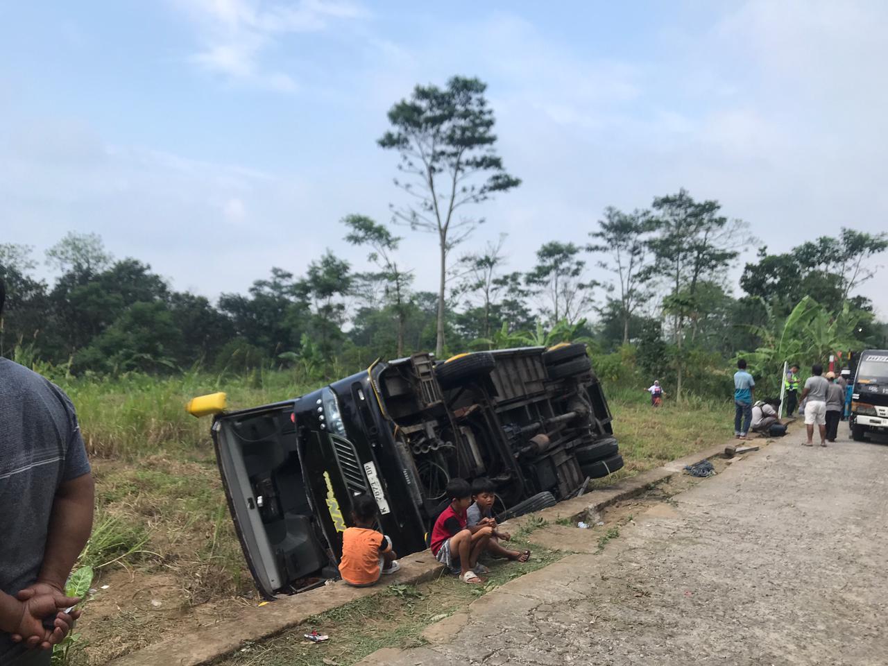 Bus terguling di Dukuh Tegalsari, Desa Sruni, Kecamatan Musuk, Kabupaten Boyolali.