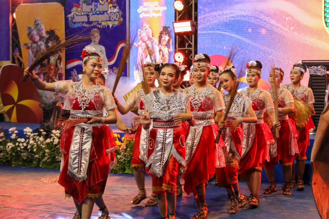 Gelaran Parade Seni Budaya dalam rangka Hari Jadi ke-80 Provinsi Jawa Tengah di Jalan Pahlawan Kota Semarang, Kamis (21/8/2025)