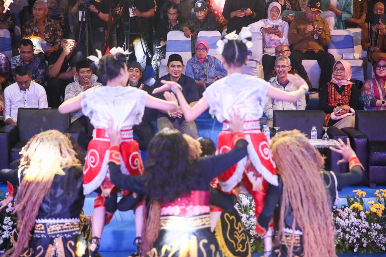 Para pengunjung nampak antusias menyaksikan penampilan demi penampilan yang disuguhkan dalam gelaran itu.