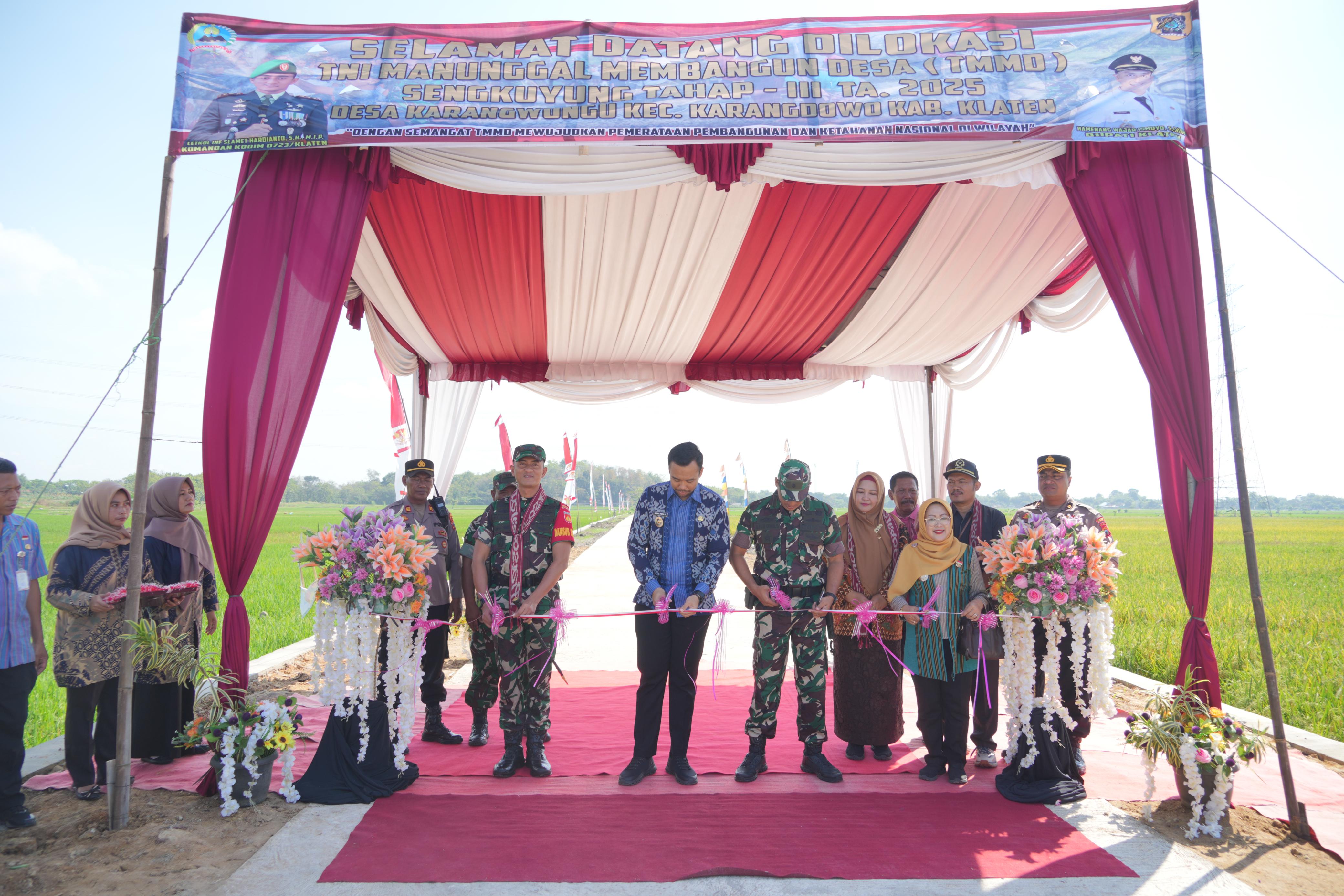 Upacara penutupan TMMD Sengkuyung Tahap III di Lapangan Desa Karangwungu, Karangdowo, Klaten serta peresmian pembangunan betonisasi jalan. (Dokumentasi Kodim 0723 Klaten)