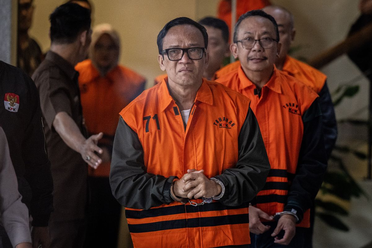 Wamenaker Immanuel Ebenezer menangis saat ditahan KPK dalam kasus pemerasan sertifikasi K3 senilai Rp81 miliar.
