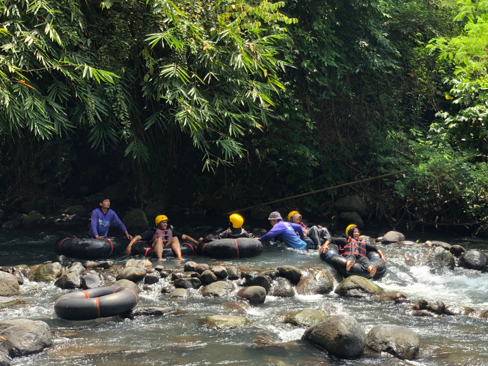 Sejumlah wisatawan menikmati sensasi river tubing Sungai Pusur di Rivermoon, Desa Karanglo, Kecamatan Polanharjo, Klaten. (Intan Sari Nur Janah/Radar Solo)
