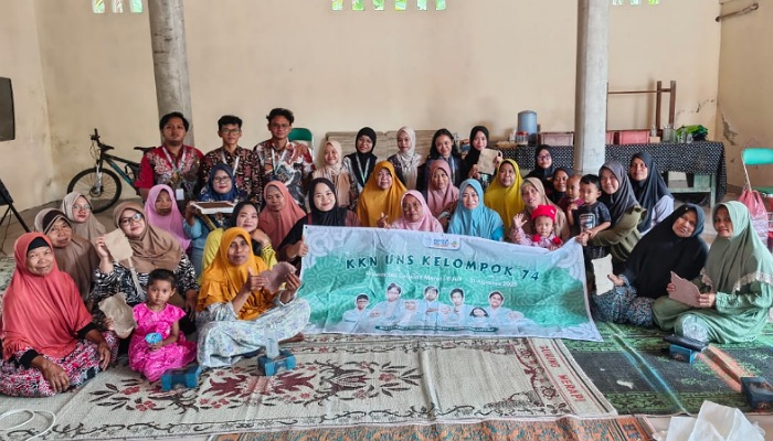 Mahasiswa KKN 74 UNS gelar pelatihan pembuatan kertas seni dari daun jati kering di Dusun Gunungduk, Desa Bulurejo.