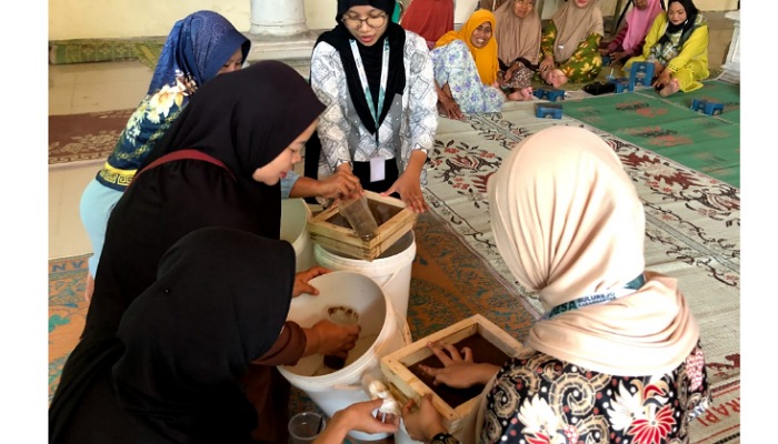 Proses pencetakan pulp daun jati.