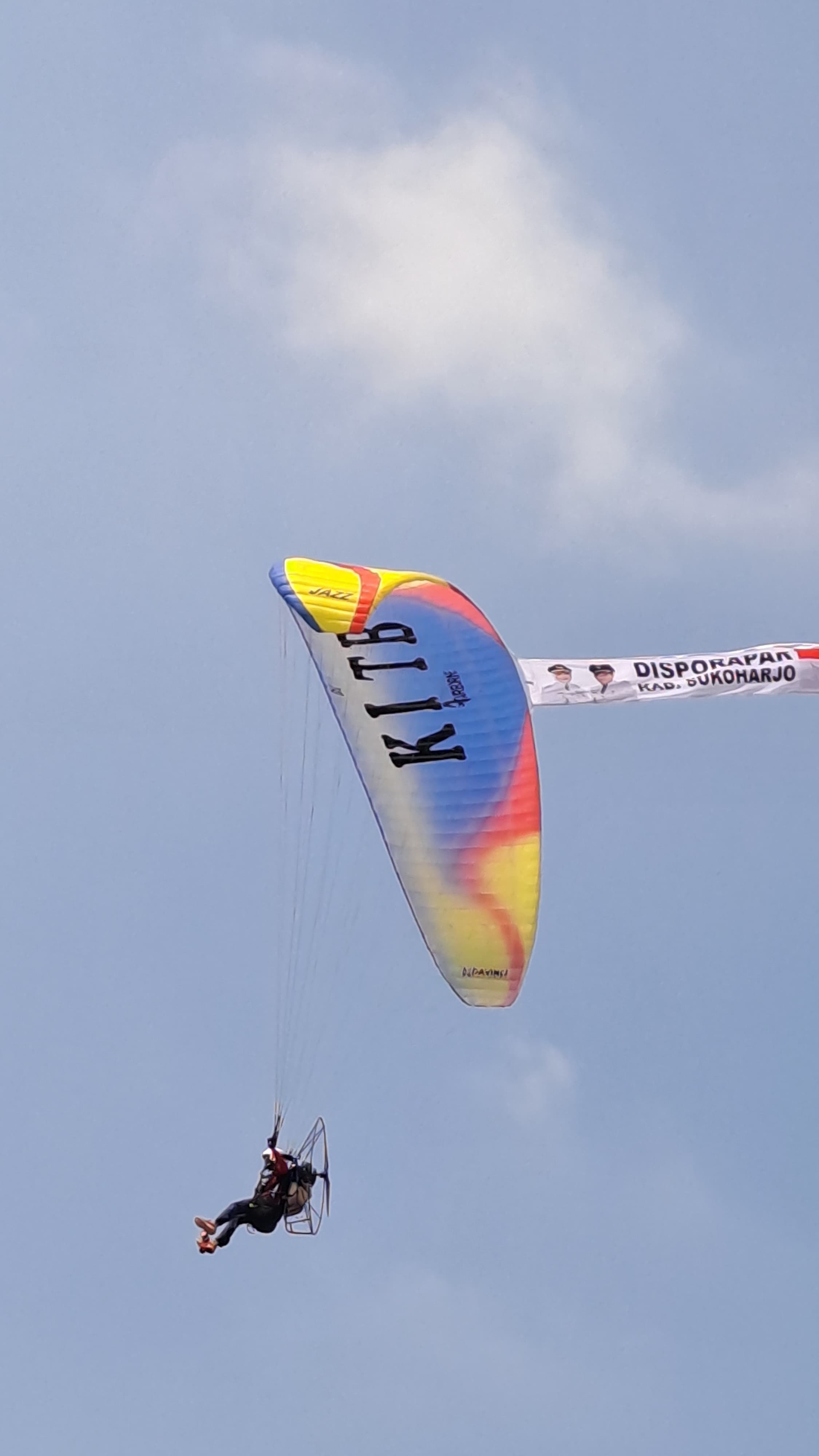 Aksi paramotor mengitari langit Kabupaten Sukoharjo dalam Pawai Pembangunan 2025, Sabtu (23/8).`