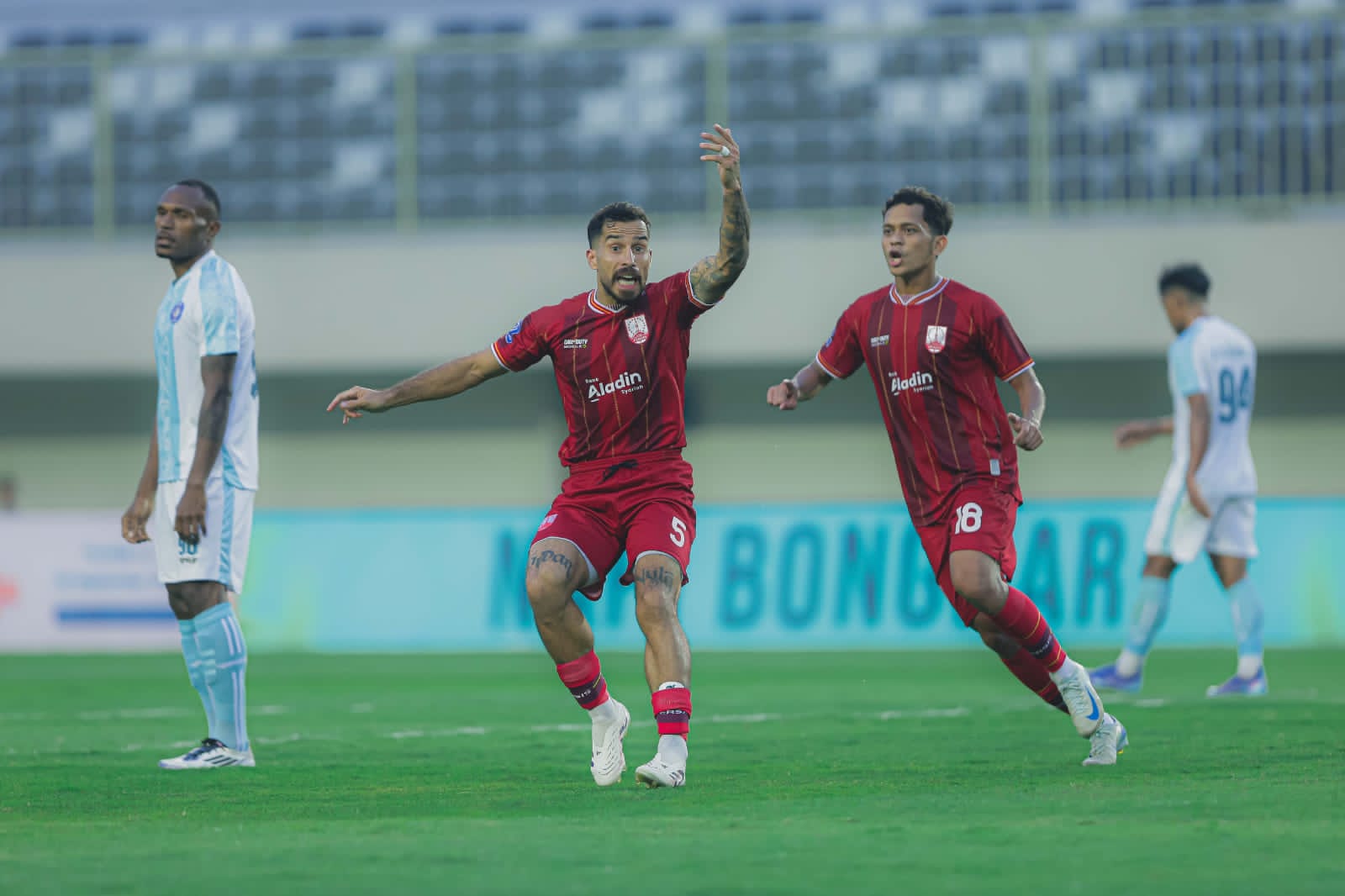 Jordy Tutuarima melakukan selebrasi usai cetak gol ke gawang PSBS Biak di Super League 2025/2026