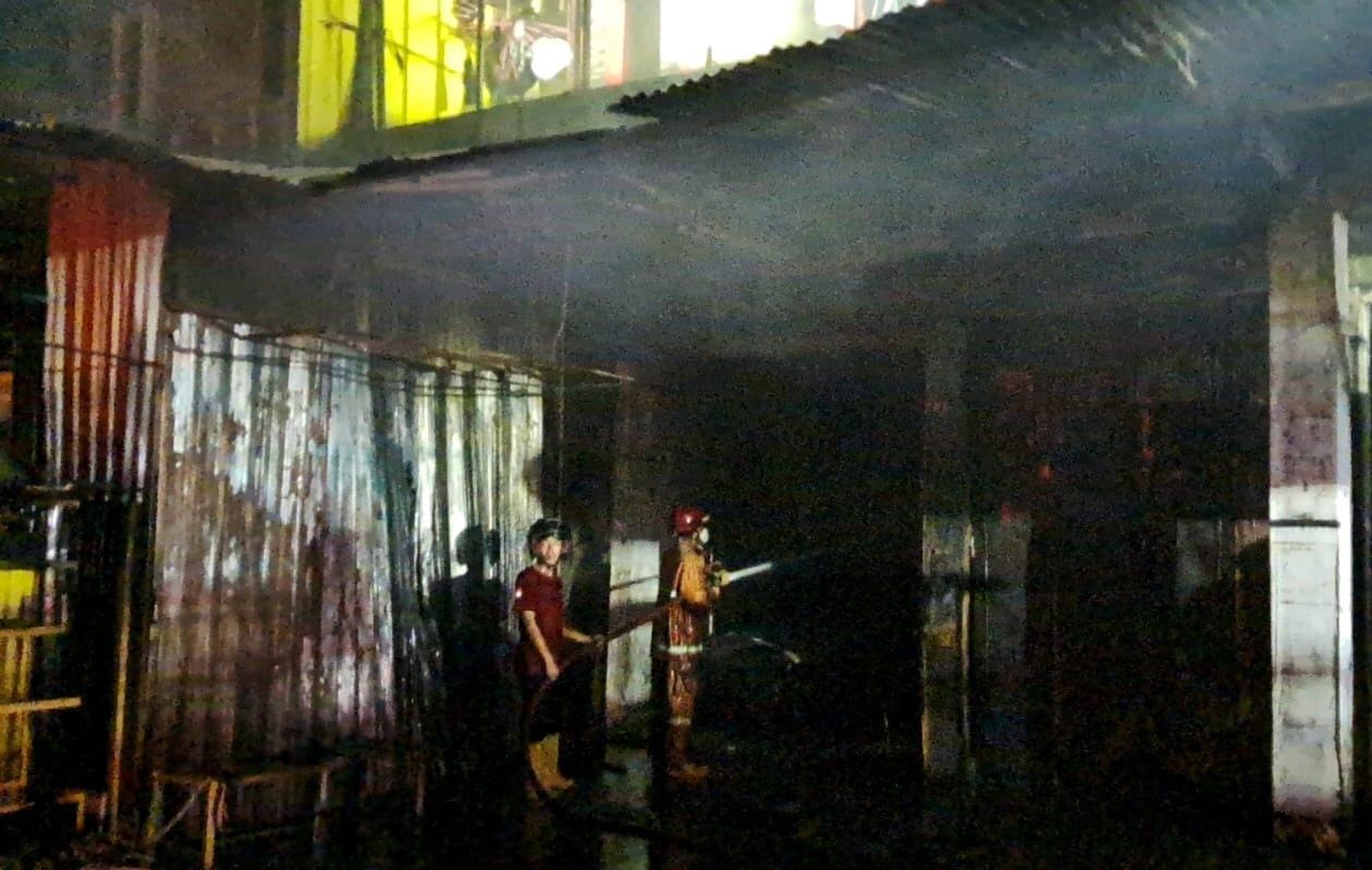 Kondisi ruko, bengkel, dan toko kelontong di Kampung Turi Rejo, Kelurahan Sine, Kecamatan Sragen yang terbakar pada Sabtu malam (23/8/2025). (Ahmad Khairudin/Radar Solo)