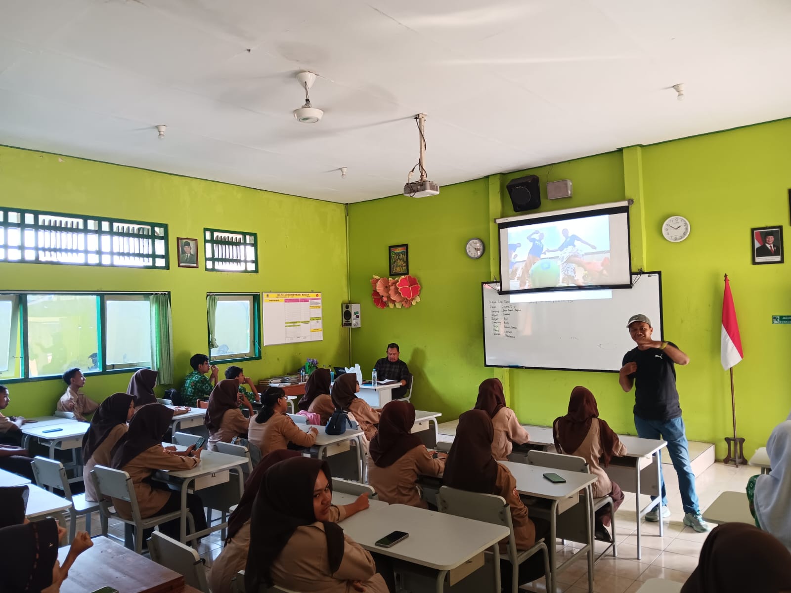 Fotografer Jawa Pos Radar Solo Arief Budiman saat memberikan materi di kelas SMAN 1 Jogonalan, Klaten. (Angga Purenda/Radar Solo)