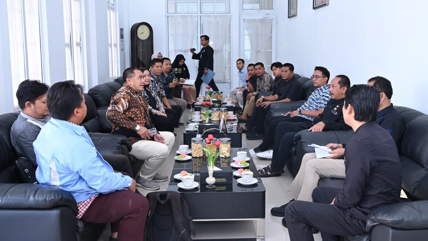 Audiensi Bupati Karanganyar Rober Christanto dengan DPP IKAPEKSI. (Rudi Hartono/Radar Solo)