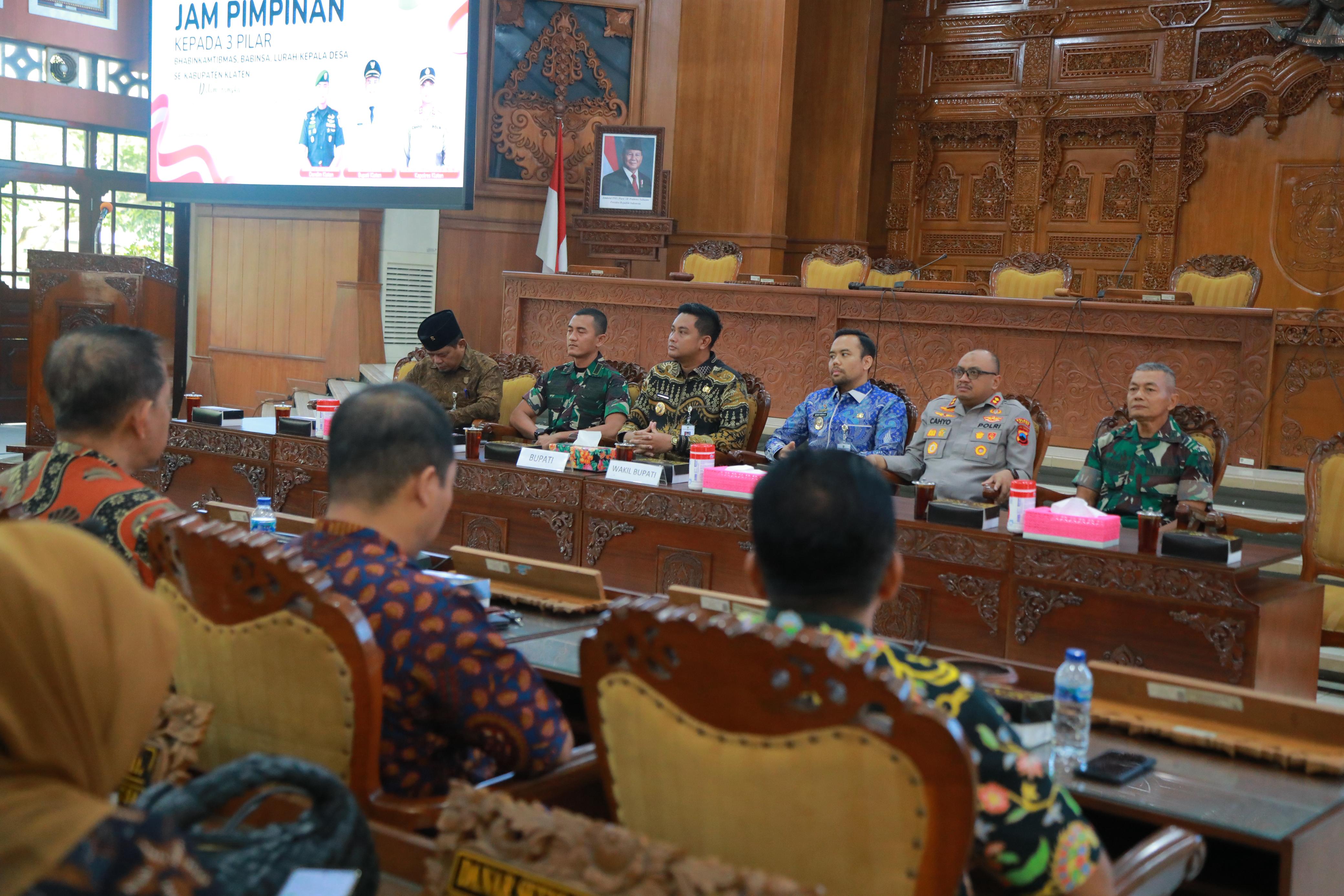 Pelaksanaan apel tiga pilar di Gedung Paripurna DPRD Klaten. (Angga Purenda/Radar Solo)