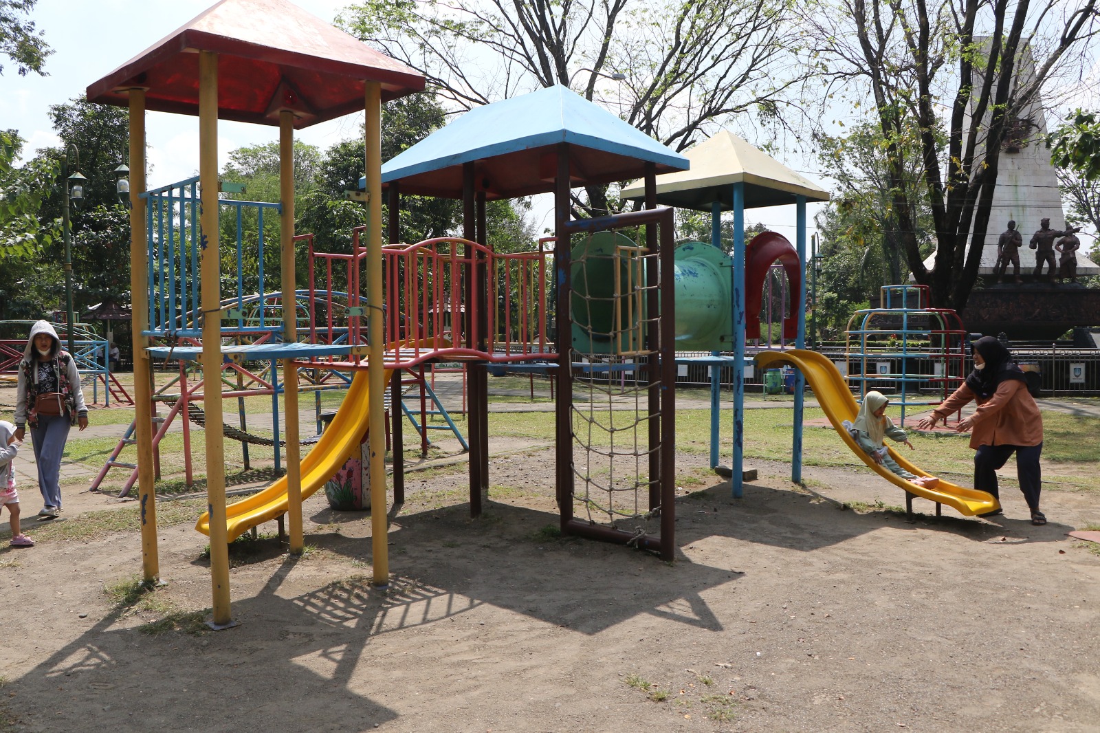 RIANG GEMBIRA: beberapa keluarga mengajak anak-anaknya bermain di Taman Monumen 45 Banjarsari.
