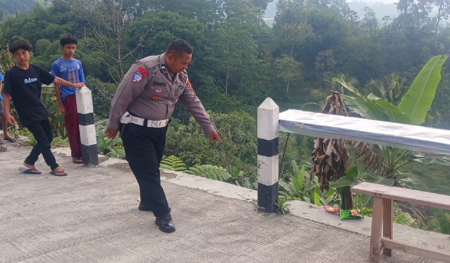 Polisi olah TKP lokasi kecelakaan maut di jalur turunan Desa Berjo, Kecamatan Ngargoyoso, Karanganyar, Minggu (24/8/2025) siang. (Rudi Hartono/Radar Solo)