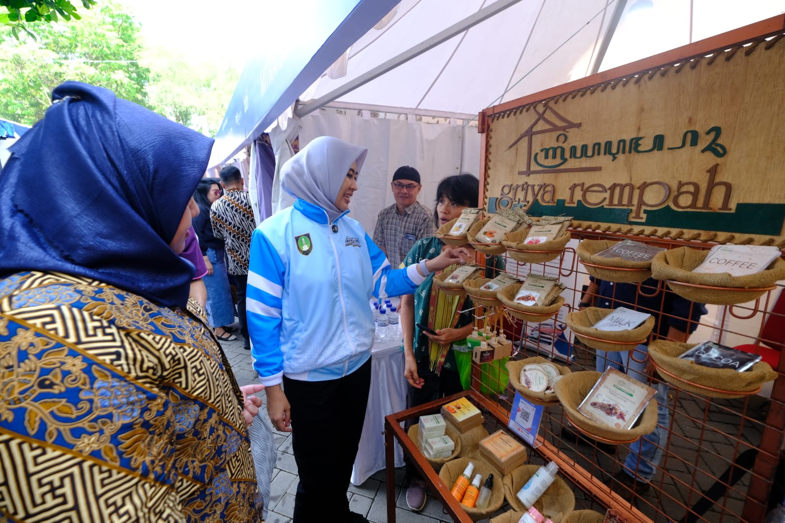 Wakil Wali Kota Solo Astrid Widayani melihat produk UMKM di pameran. (HUmas Pemkot Solo)