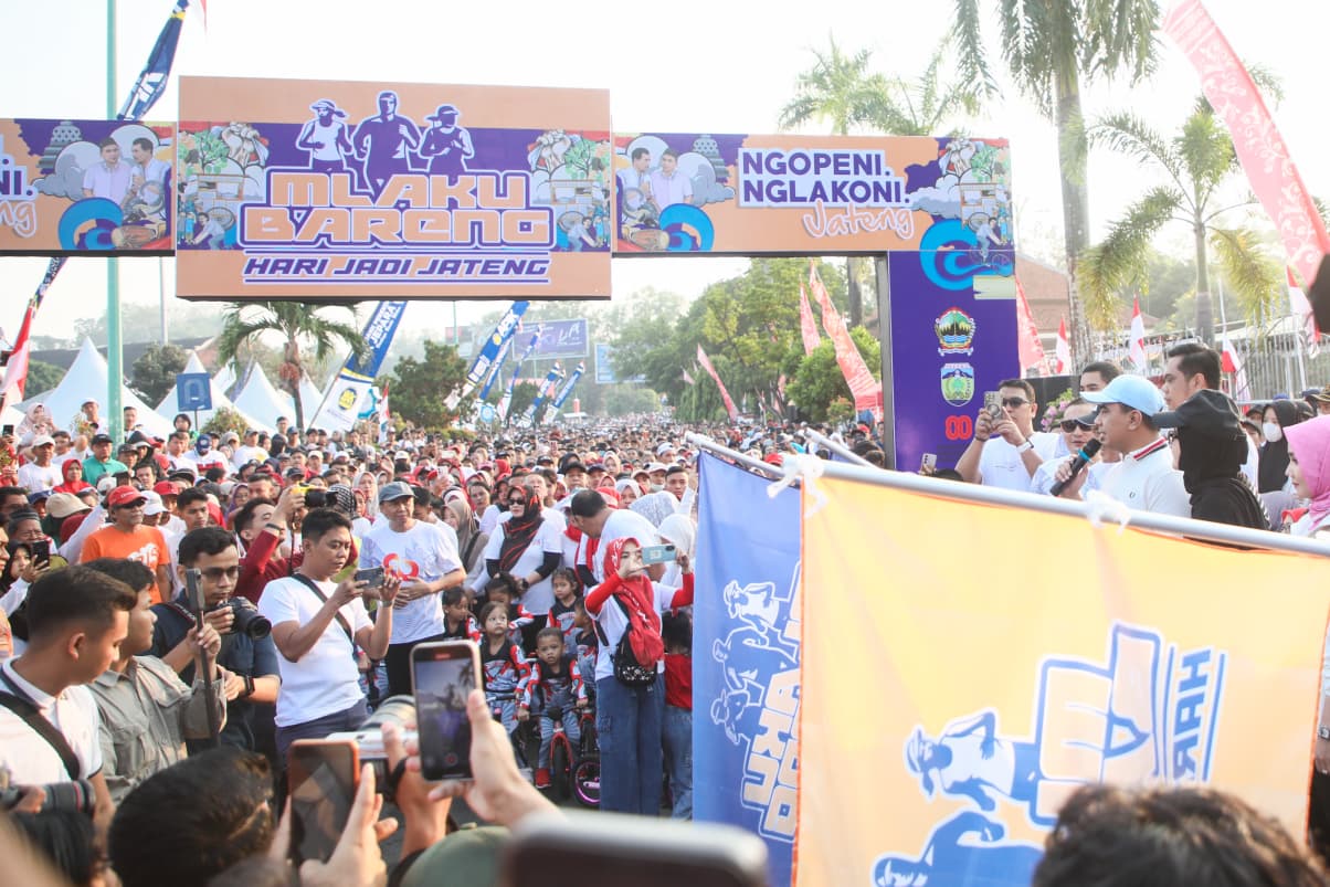 Jalan sehat memperingati Hari Jadi ke-80 Provinsi Jateng di Alun-alun Kabupaten Jepara diikuti sekitar 20 ribu warga, Minggu (24/8/2025).