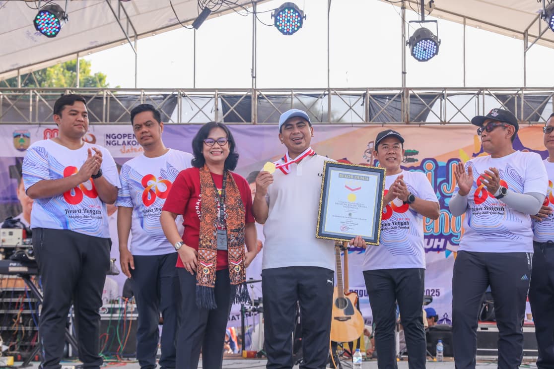 Penyerahan rekor MURI.