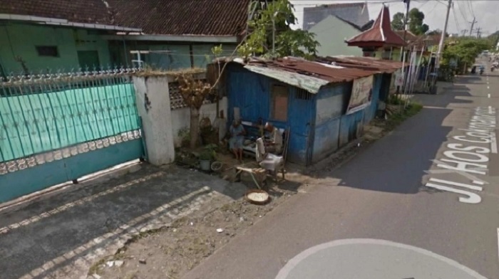 Kisah Mbah Karto & Warsini di gubuk reyot Solo terekam Google Maps 10 tahun, viral dan curi simpati netizen dunia.
