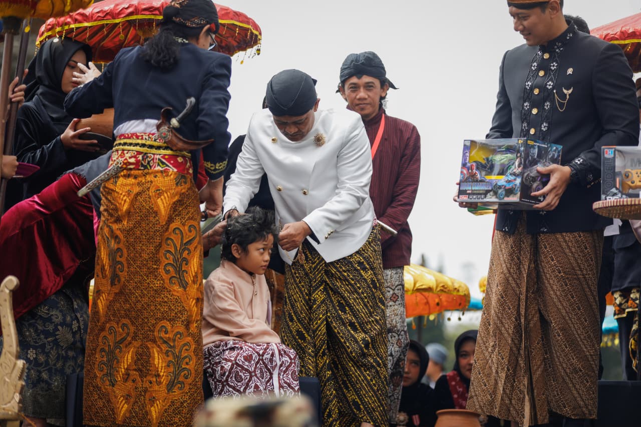 Gubernur Jateng Ahmad Luthfi cukur rambut anak bajang bersama Menko AHY, di Candi Arjuna, Dieng, Banjarnegara, Minggu (24/8/2025).