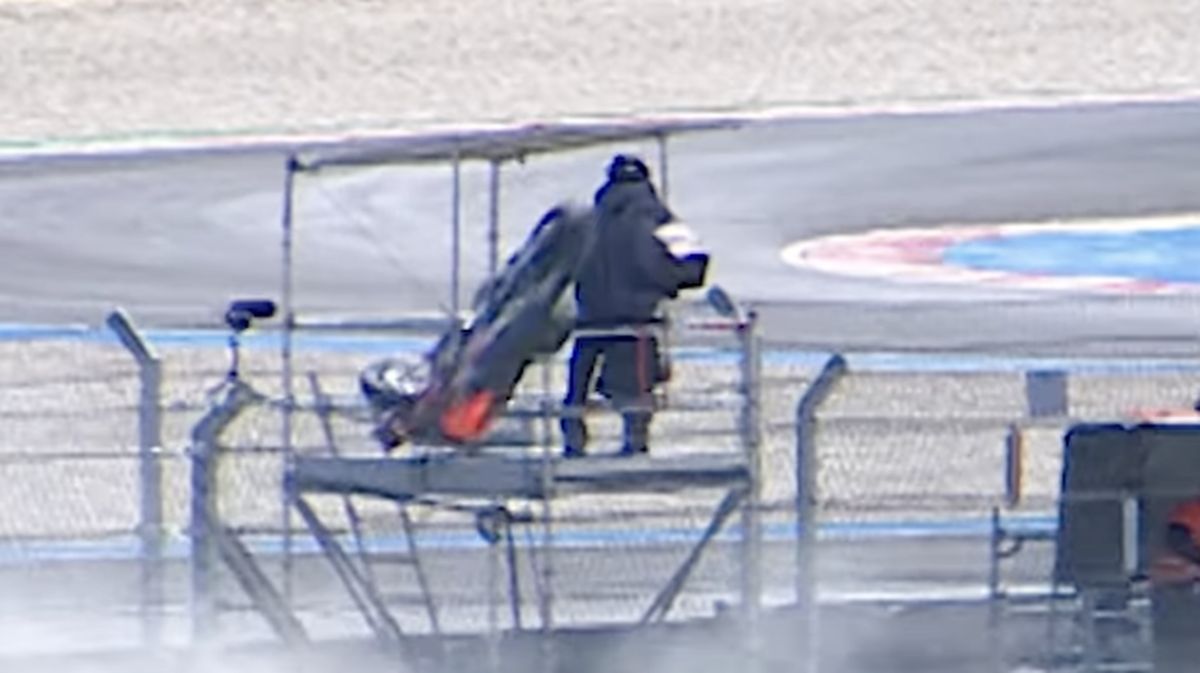 Motor Pedro Acosta nyaris menimpa kamerawan di MotoGP Hungaria 2025 usai terbang melewati pagar Sirkuit Balaton Park.