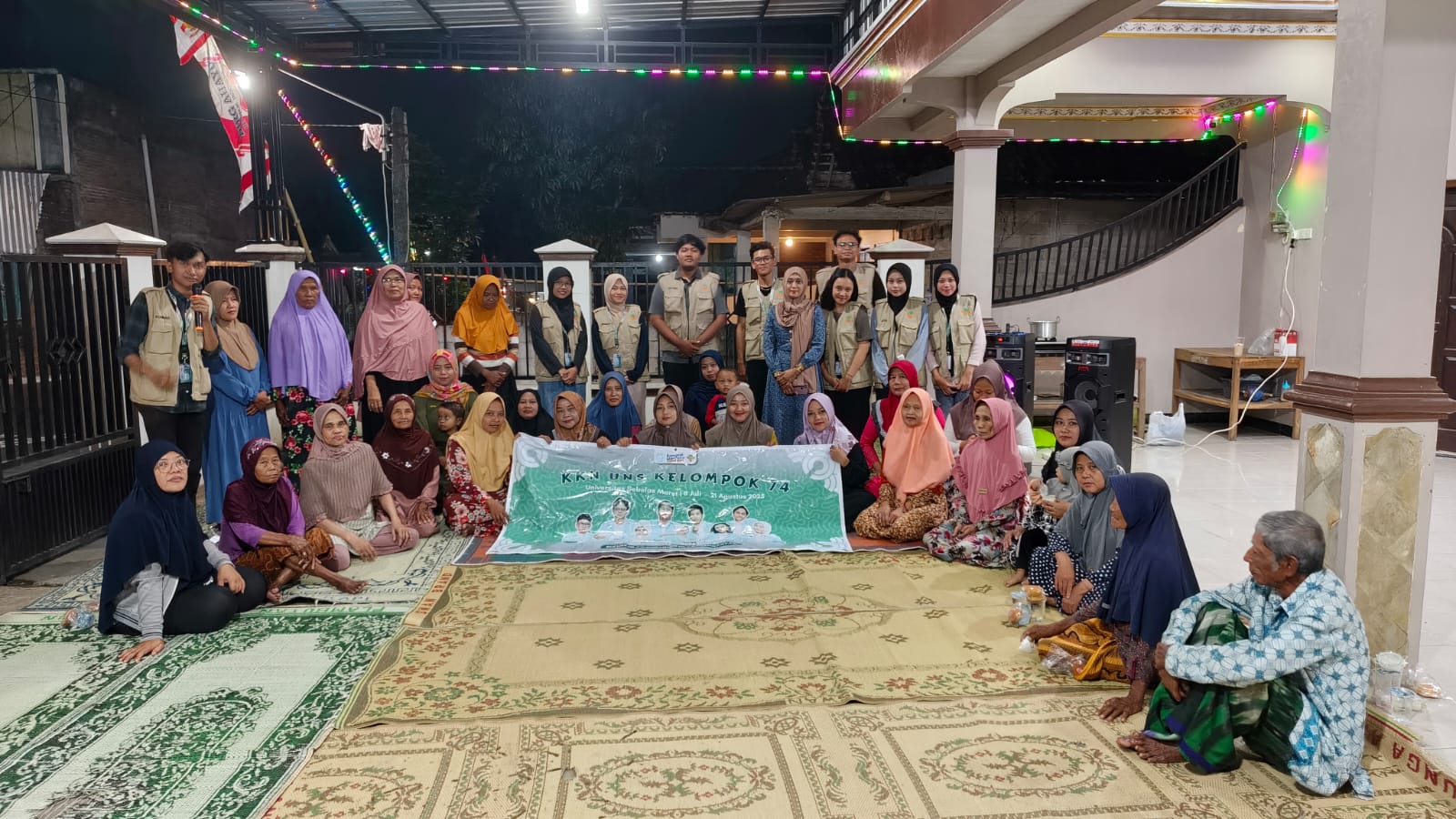 Mahasiswa Kuliah Kerja Nyata (KKN) 74 UNS bersama warga Desa Bulurejo di sela kegiatan program pengolahan susu kambing menjadi susu pasteurisasi dan yogurt.