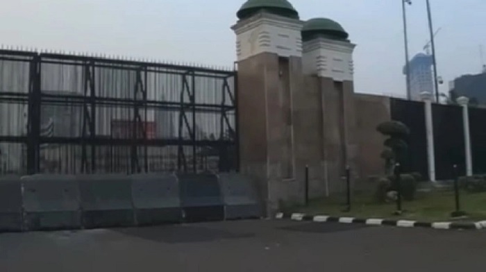 Video viral tunjukkan barikade beton di DPR dilumuri oli jelang demo 25 Agustus, warganet kritik DPR dianggap panik hadapi rakyat.