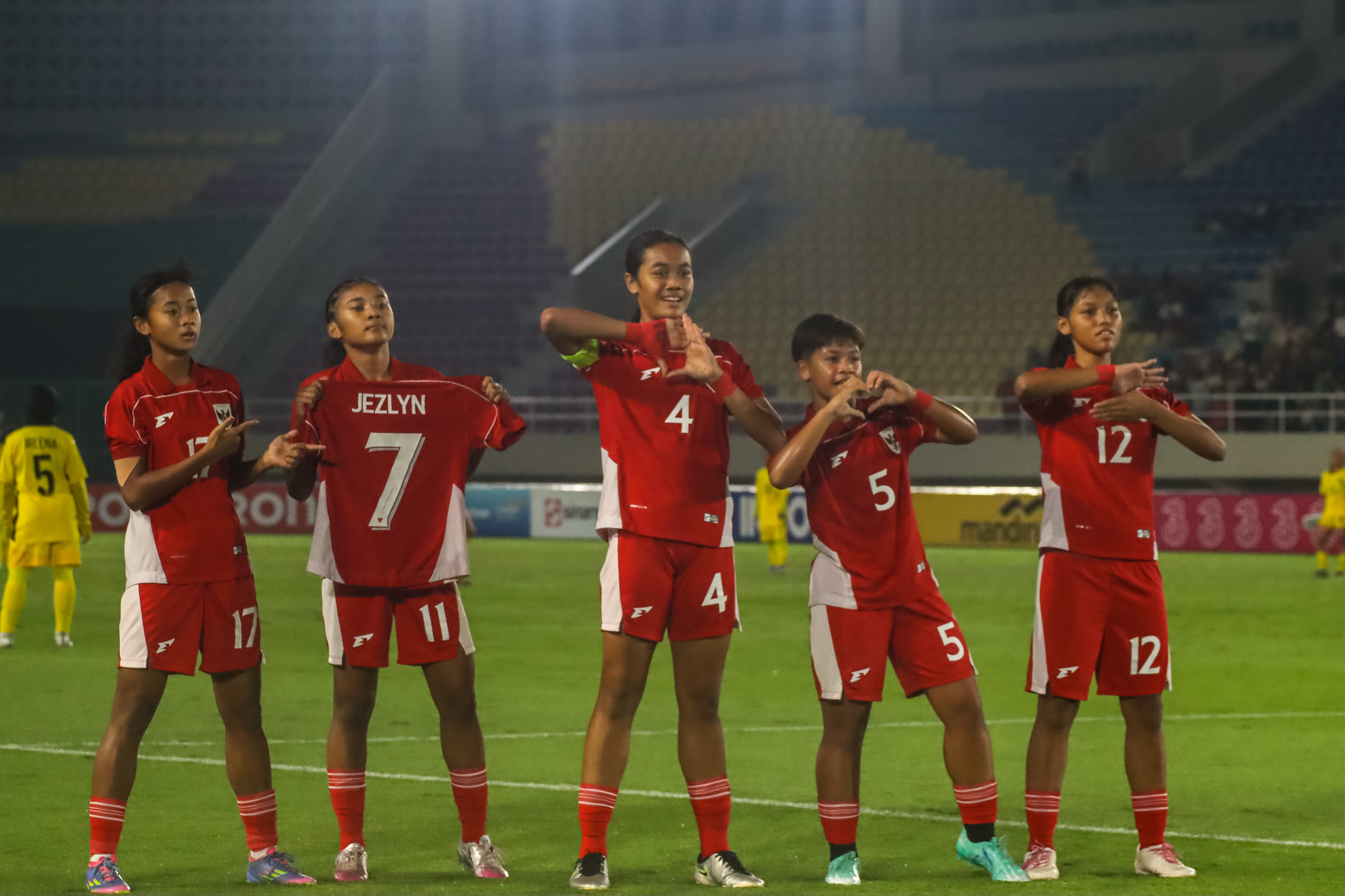 DUTA BANGSA: Selebrasi pemain Timnas Putri Indonesia usai membobol gawang Malaysia di Stadion Manahan.