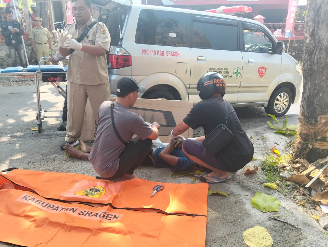 Tim relawan mengevakuasi warga yang meninggal karena tersengat listrik di Jenar, Sragen, Senin (25/8/2025). (Ahmad Khairudin/Radar Solo)
