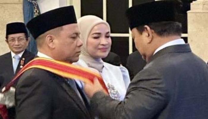Andi Syamsudin Arsyad alias Haji Isam saat menerima selempang tanda kehormatan&nbsp;Bintang Mahaputera Utama dari Presiden Prabowo Subianto.