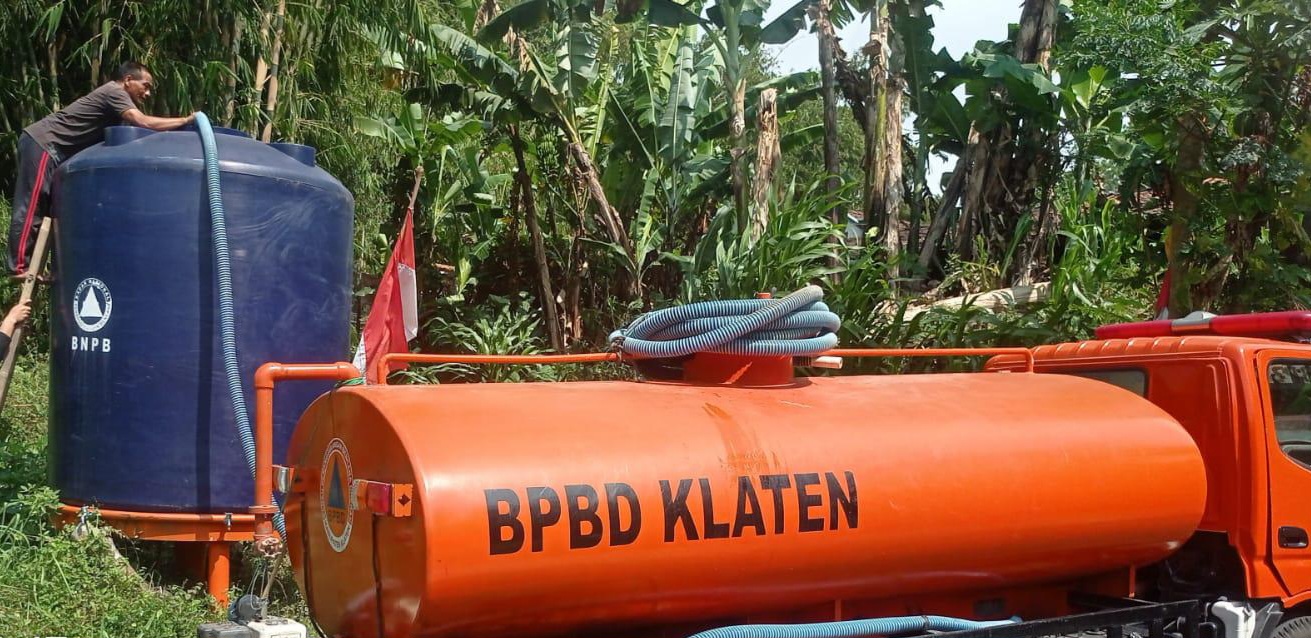 Penyaluran bantuan dropping air bersih ke bak penampungan yang ada di Kecamatan Kemalang, Klaten. (Dokumentasi BPBD Klaten)